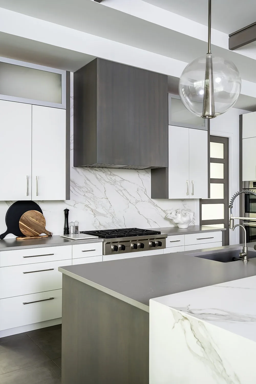 Bird Key Bayfront kitchen range and marble backsplash